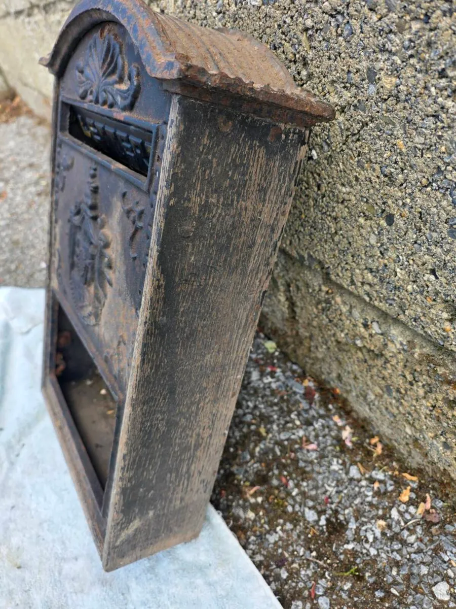Cast iron post box - Image 4