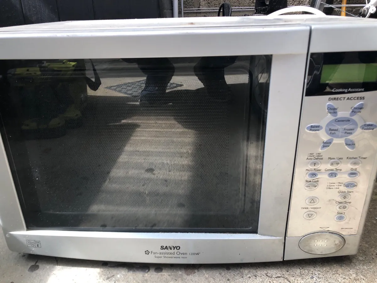 Sanyo microwave and fan oven €80 - Image 1