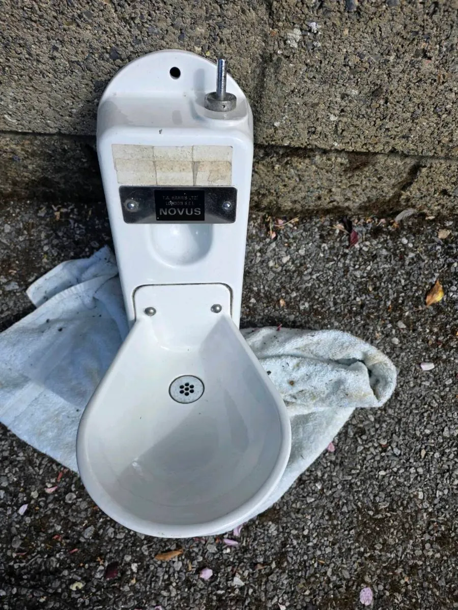 Vintage wall mounted drinking fountain - Image 1