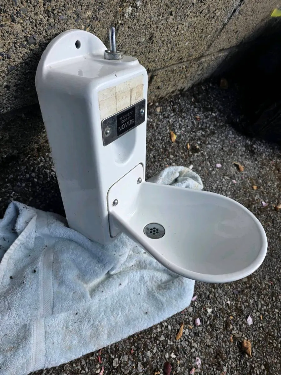 Vintage wall mounted drinking fountain - Image 2