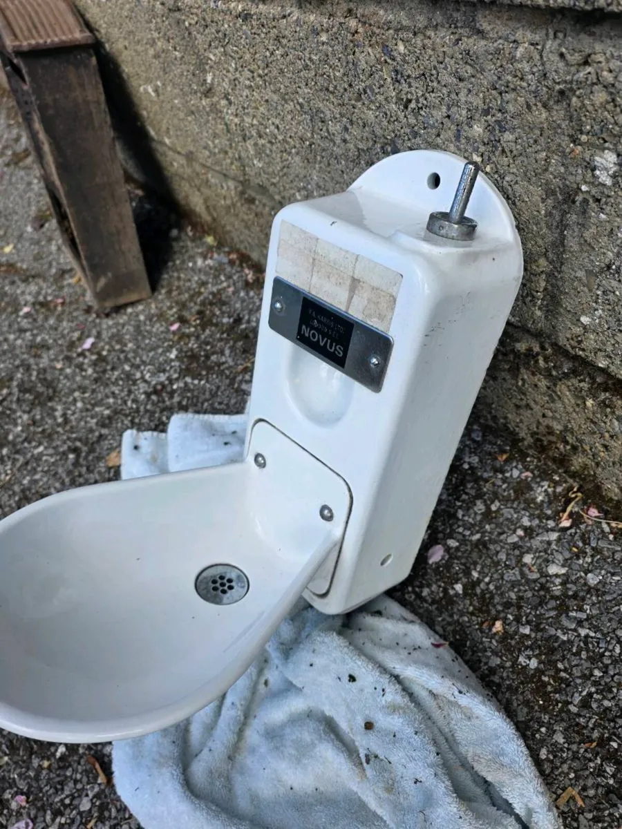 Vintage wall mounted drinking fountain - Image 3