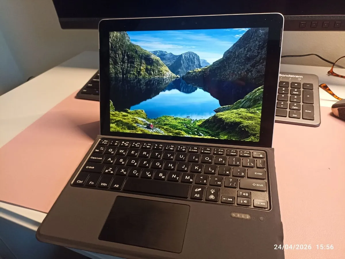 Microsoft Surface Go 10" Tablet / 8GB RAM / 128GB - Image 1