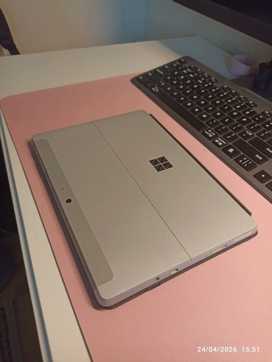 Microsoft Surface Go 10" Tablet / 8GB RAM / 128GB - Image 2