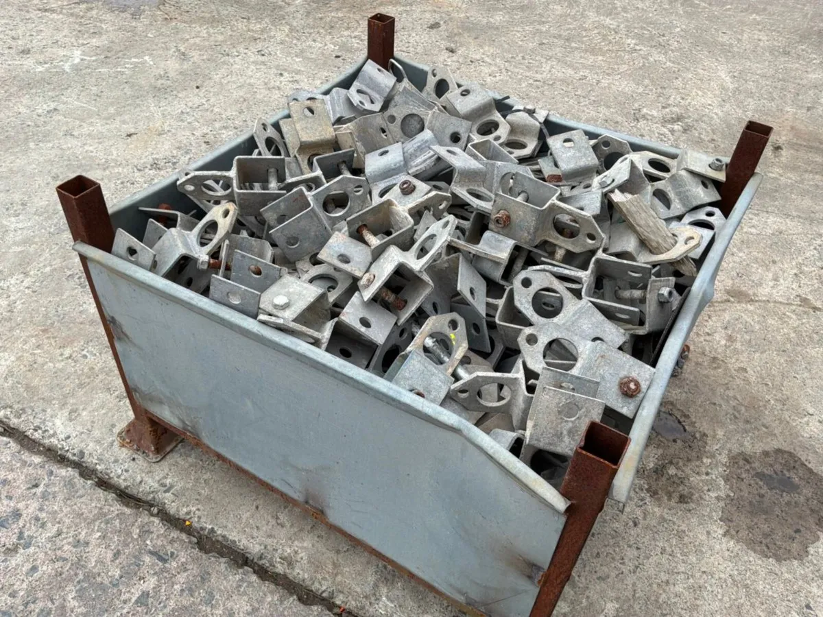 SHUTTERING / SCAFFOLDING BRACKETS..7626. - Image 2