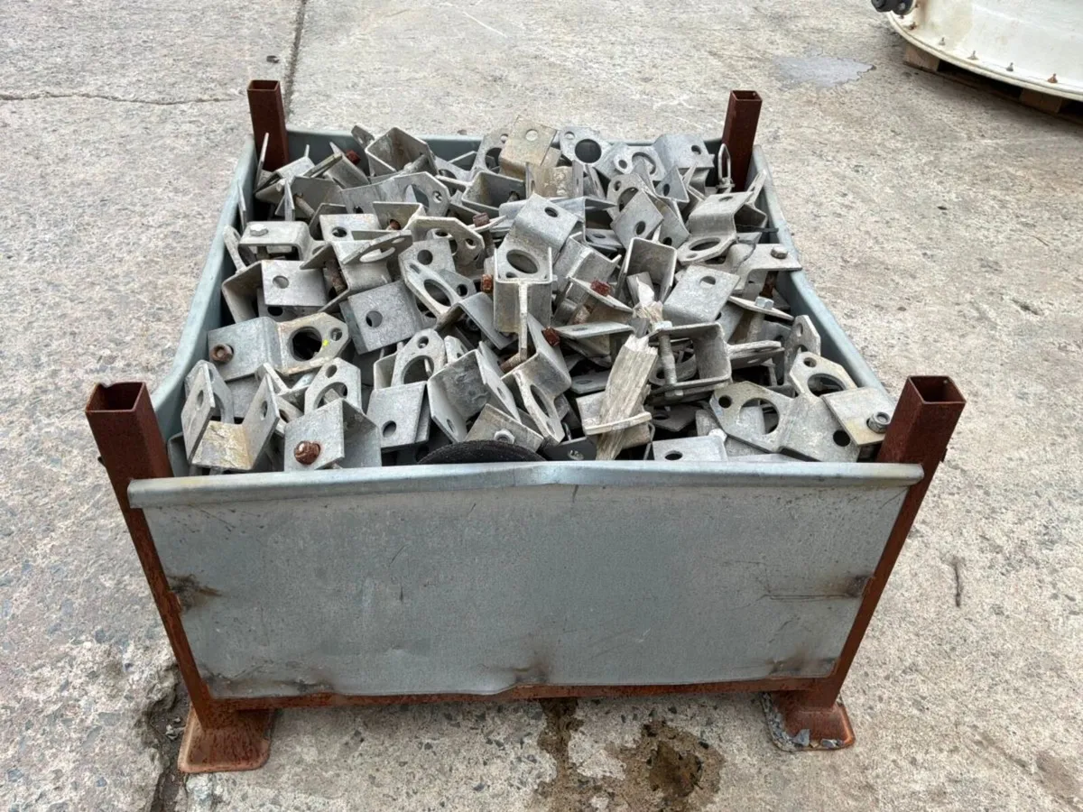 SHUTTERING / SCAFFOLDING BRACKETS..7626. - Image 3