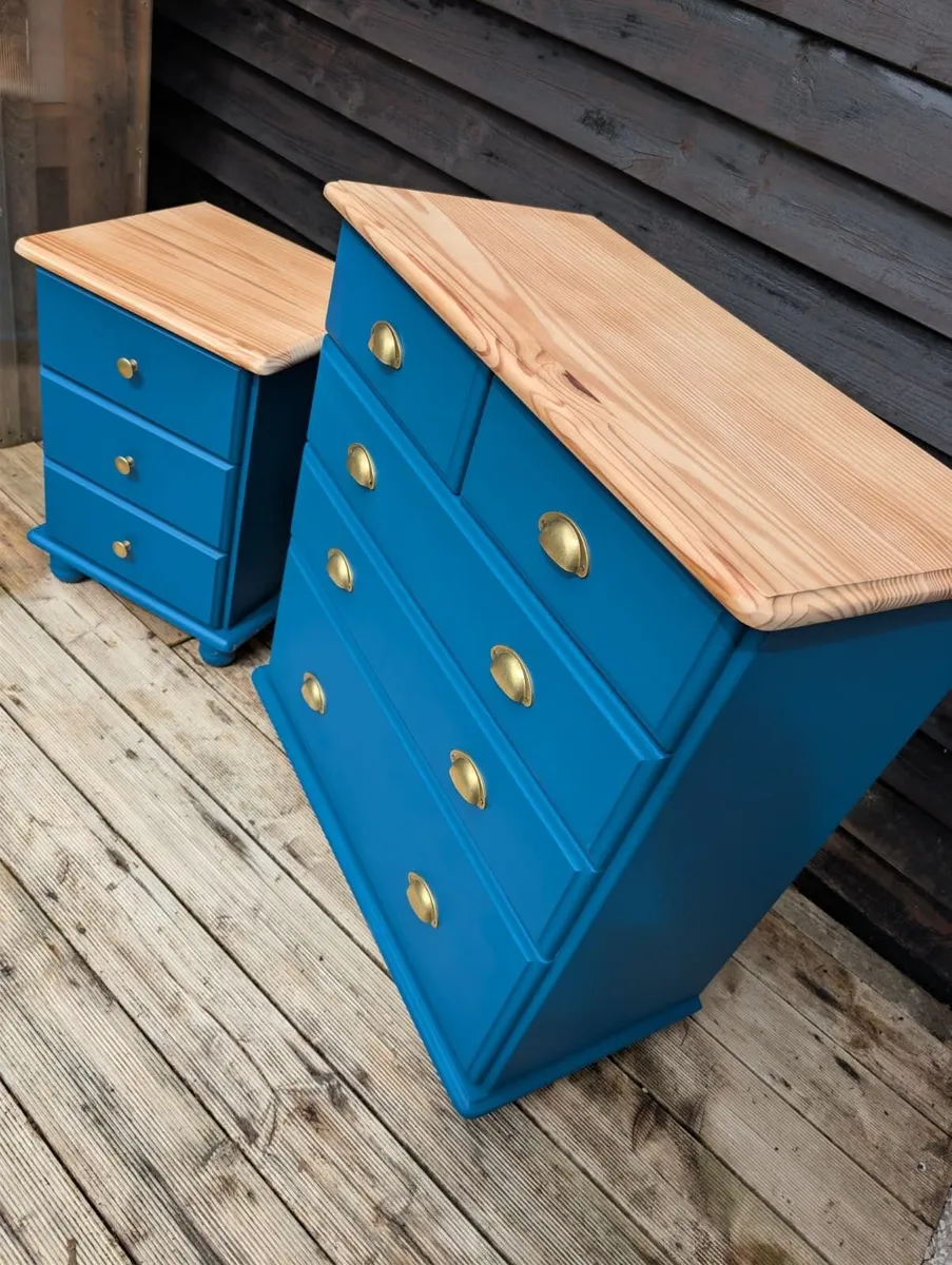 Chest of drawers and bedside locker - Image 3
