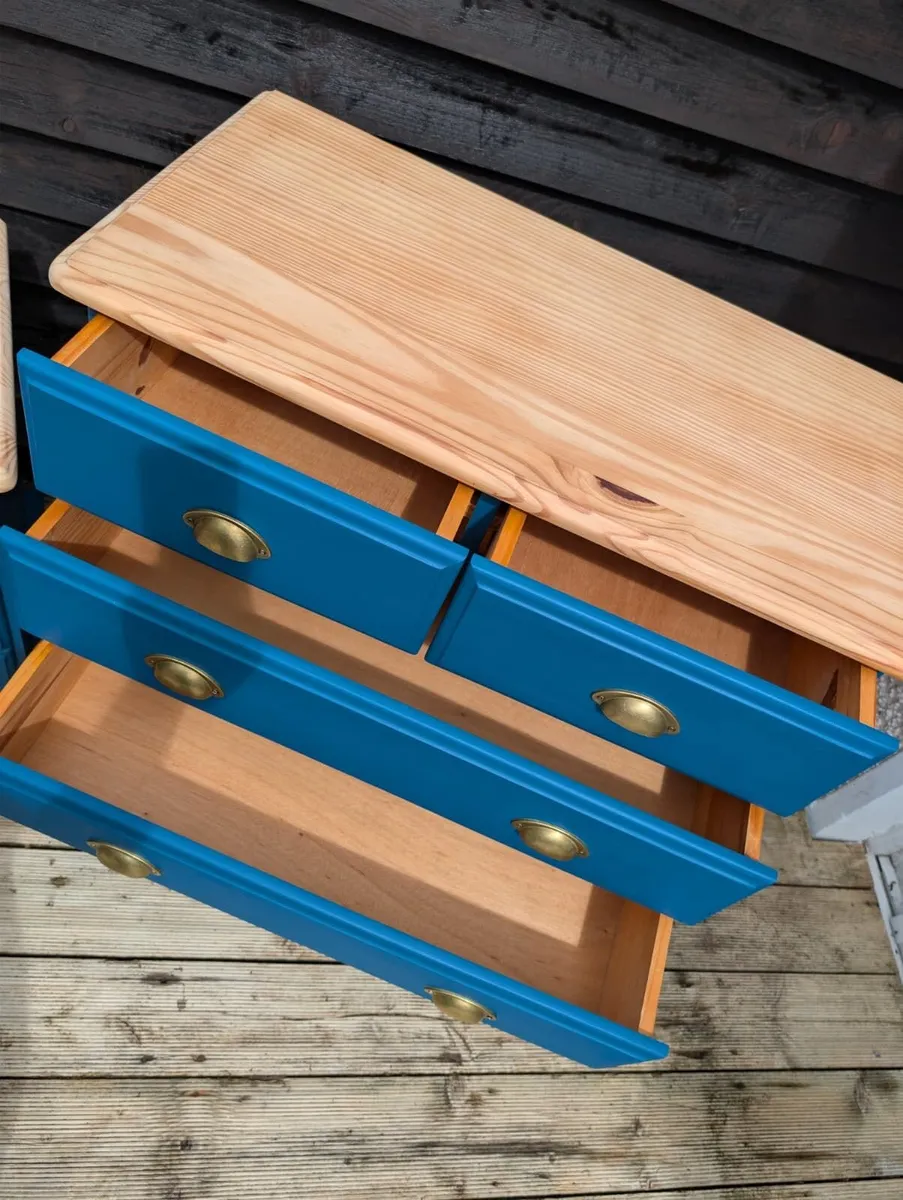 Chest of drawers and bedside locker - Image 4