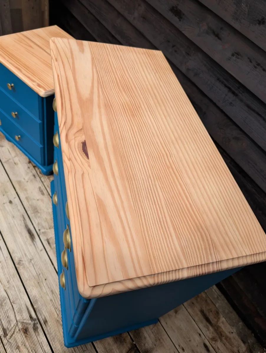Chest of drawers and bedside locker - Image 2