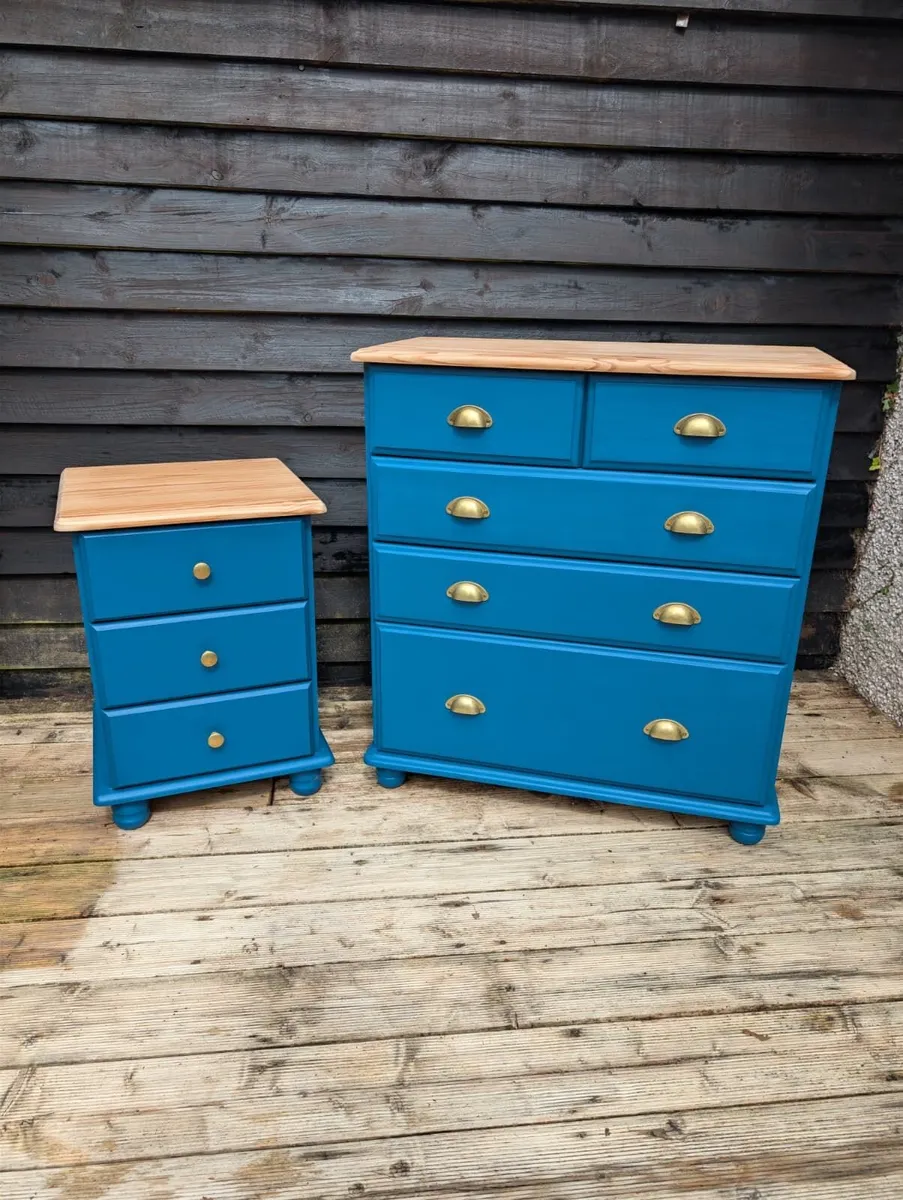 Chest of drawers and bedside locker - Image 1