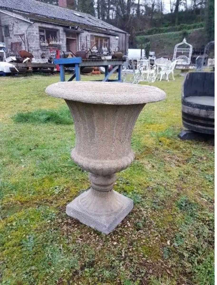 Heathfield Urn EG010 - Image 1