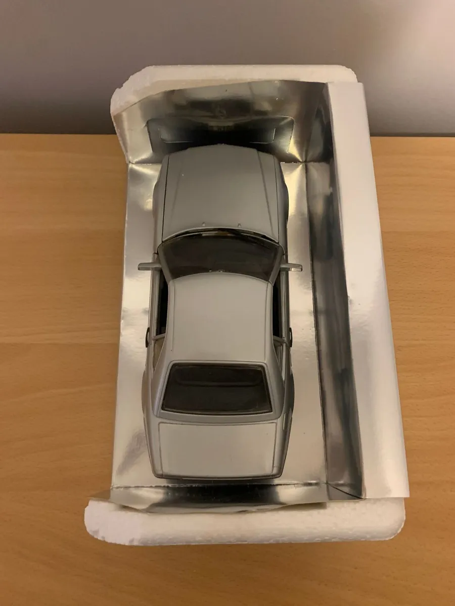 Mercedes 500 SL 32 Coupe 1/18 Revell Metal Model - Image 3