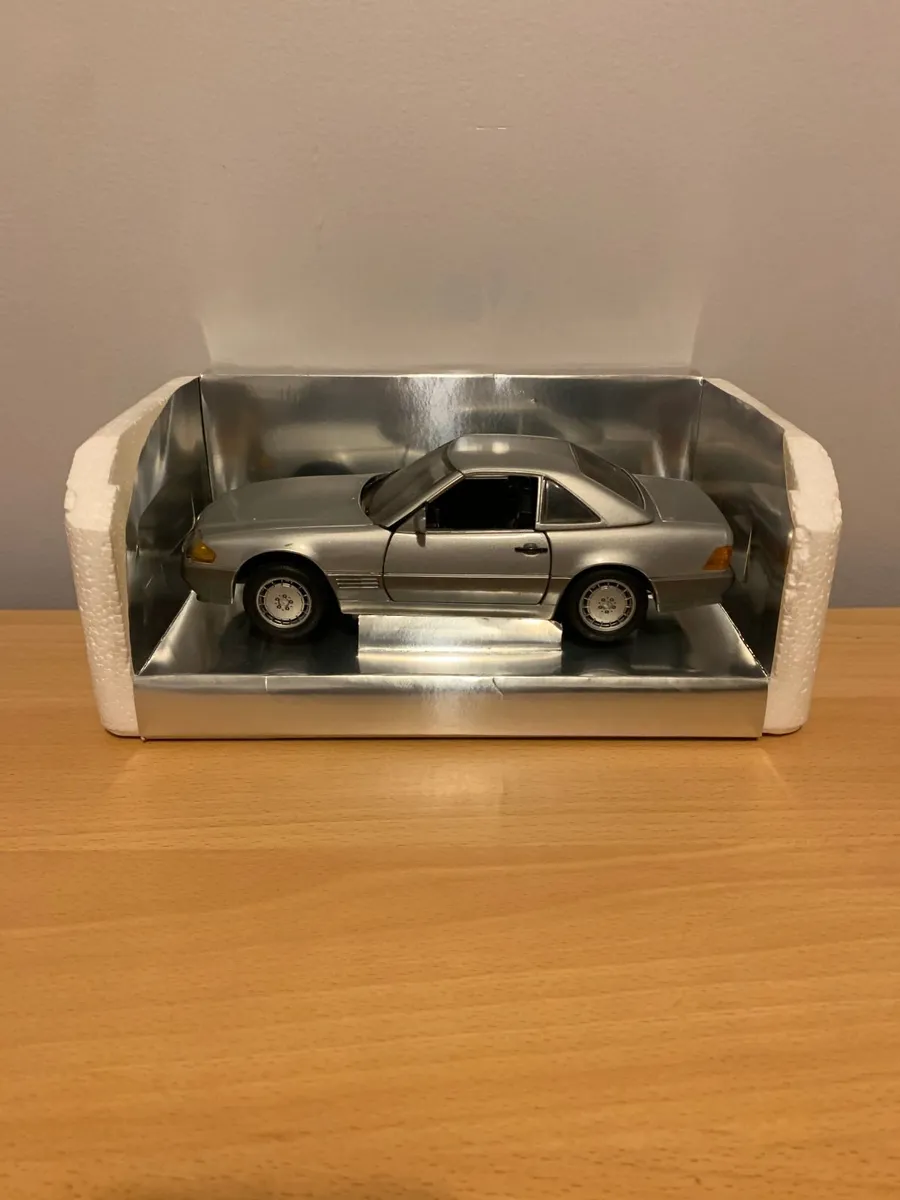 Mercedes 500 SL 32 Coupe 1/18 Revell Metal Model - Image 2