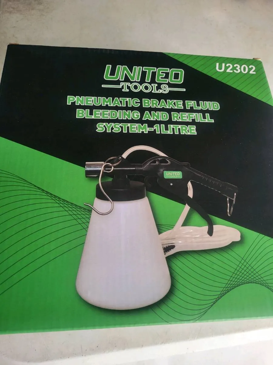 Pneumatic brake bleeder kit - Image 1