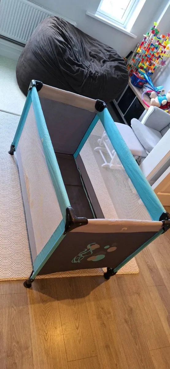 Tronttine travel cot - Image 4