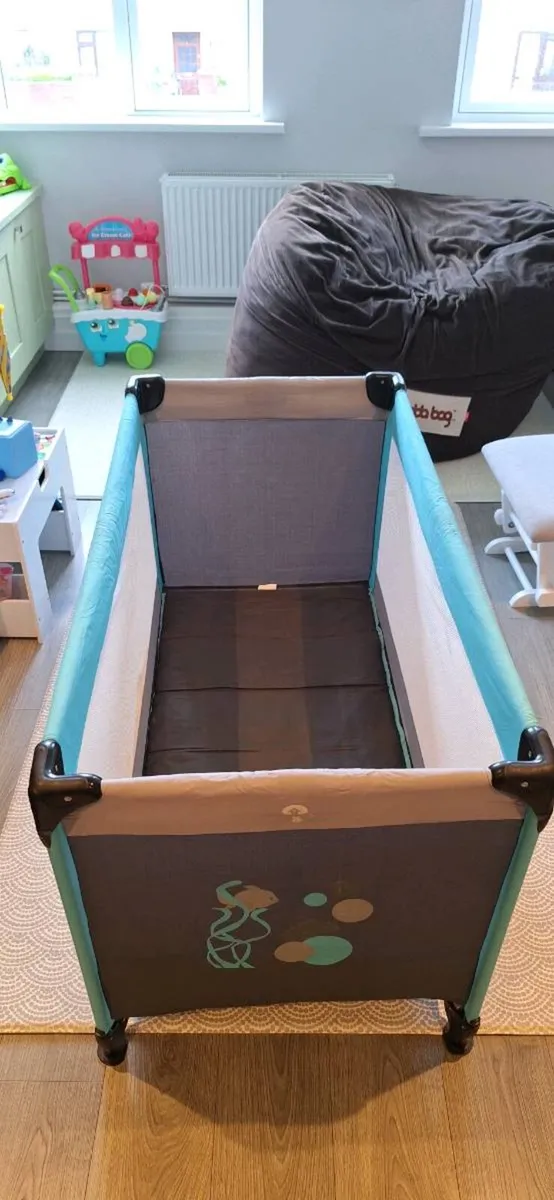 Tronttine travel cot - Image 3