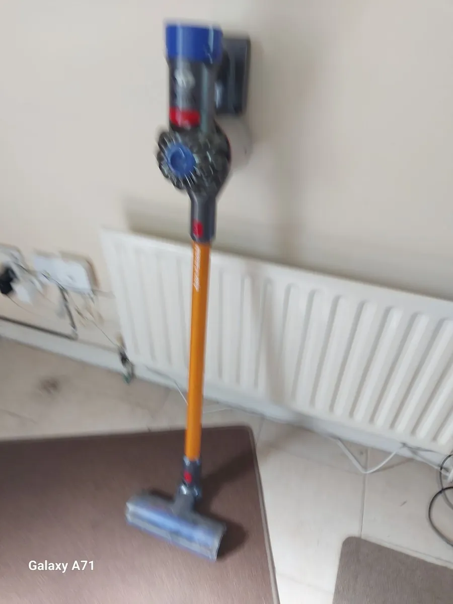 Dyson V7 Absolute cordless Vacuum Cleaner , in exc - Image 1