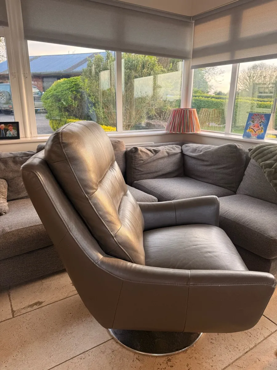 Grey Leather Swivel Chair - retail price €1,000 - Image 3