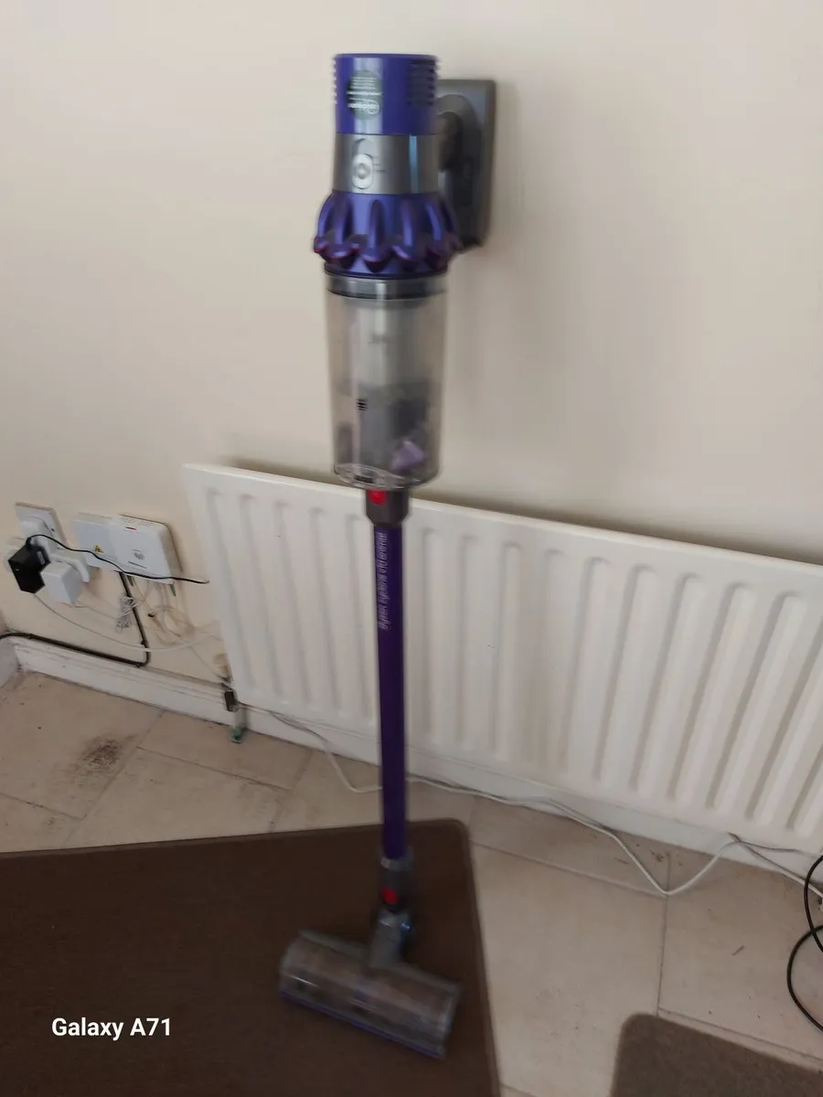 Dyson Cyclone V10 Animal. working perfect - Image 1