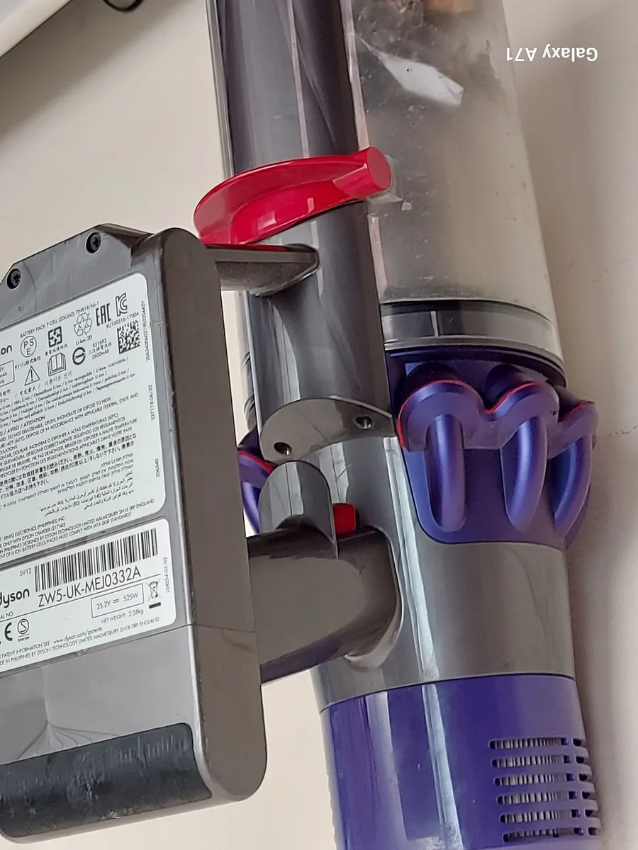 Dyson Cyclone V10 Animal. working perfect - Image 4