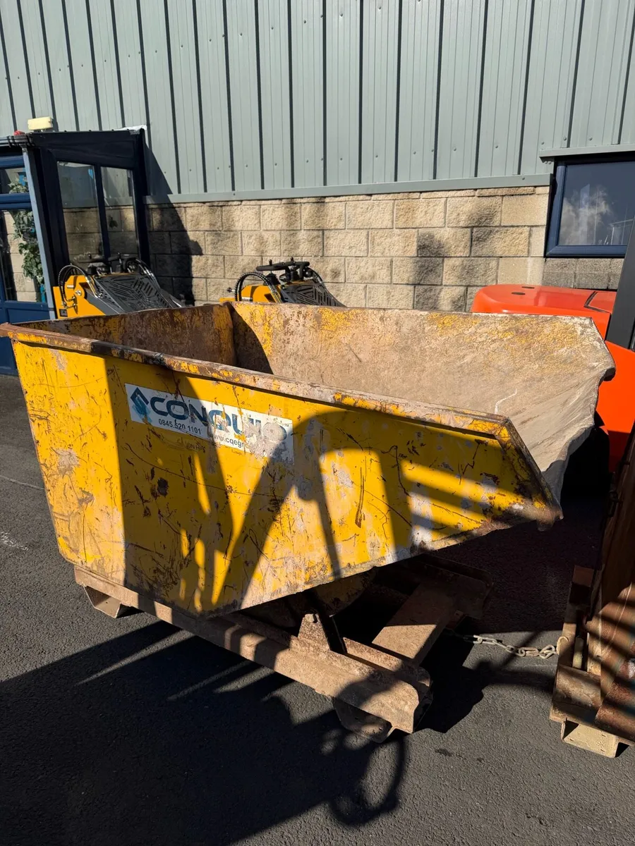 Forklift tipping skips - Image 2