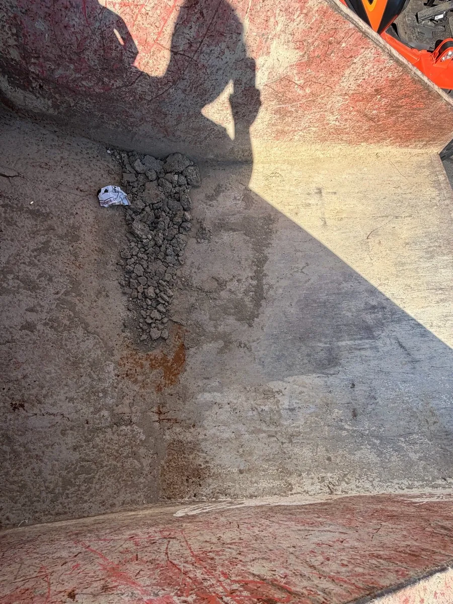 Forklift tipping skips - Image 3