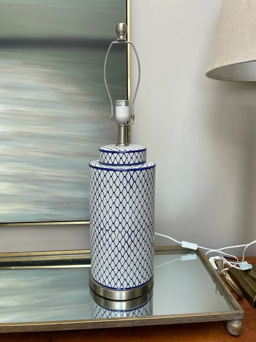 2 x Blue and white ceramic table lamp - Image 1