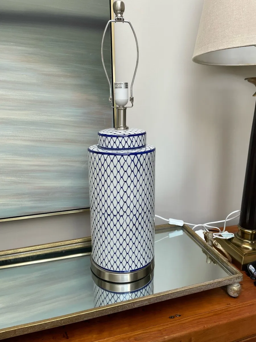 2 x Blue and white ceramic table lamp - Image 2
