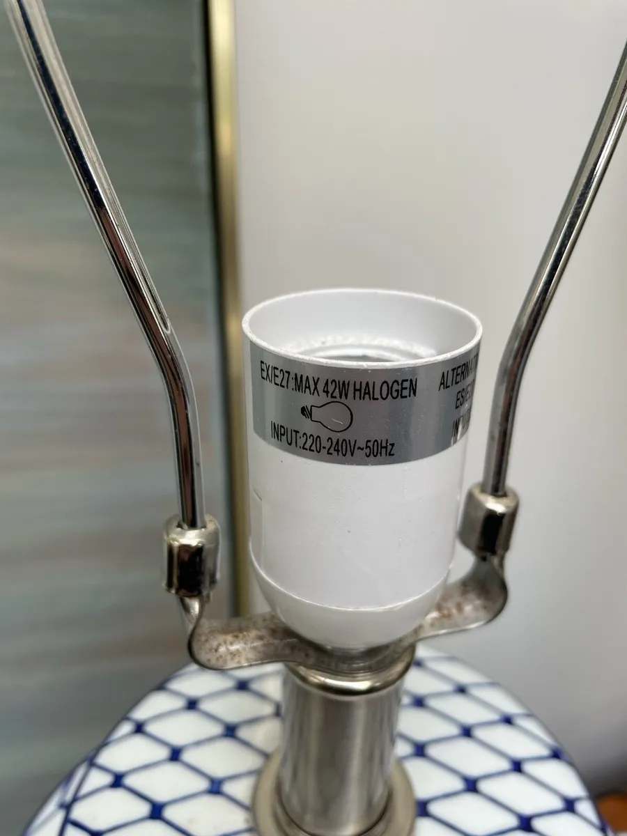 2 x Blue and white ceramic table lamp - Image 3