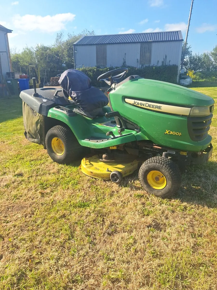 Used John Deer X300R ride on lawnmower - Image 2