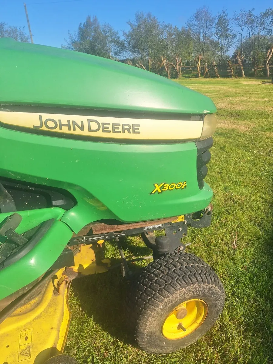 Used John Deer X300R ride on lawnmower - Image 3