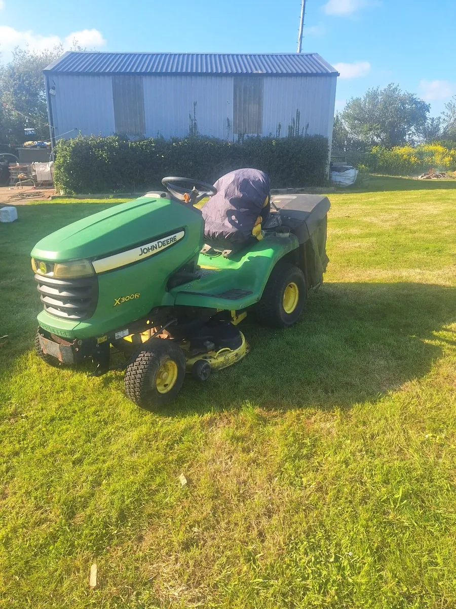 Used John Deer X300R ride on lawnmower - Image 4