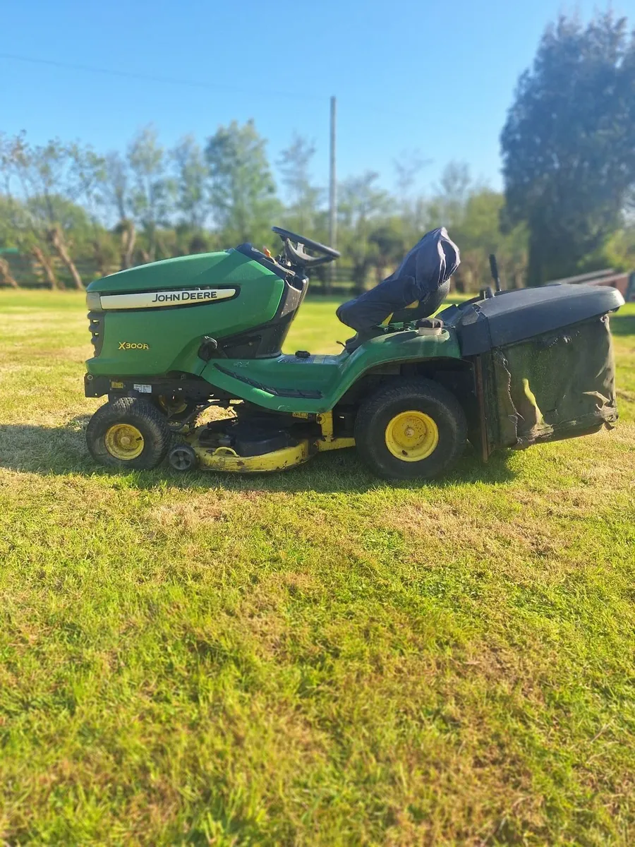 Used John Deer X300R ride on lawnmower - Image 1