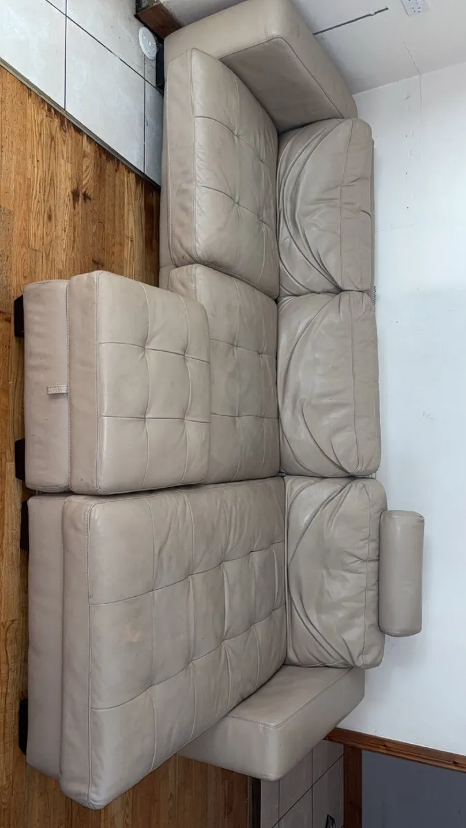 Beautiful big well looked after Leather couch - Image 1