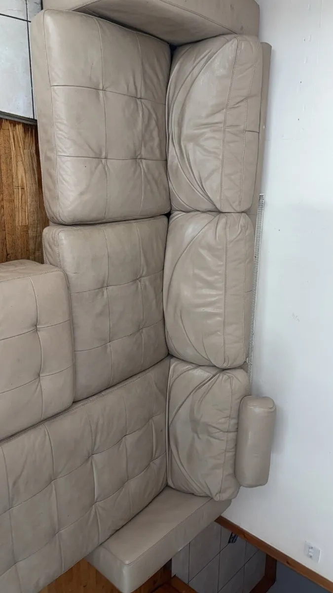 Beautiful big well looked after Leather couch - Image 3