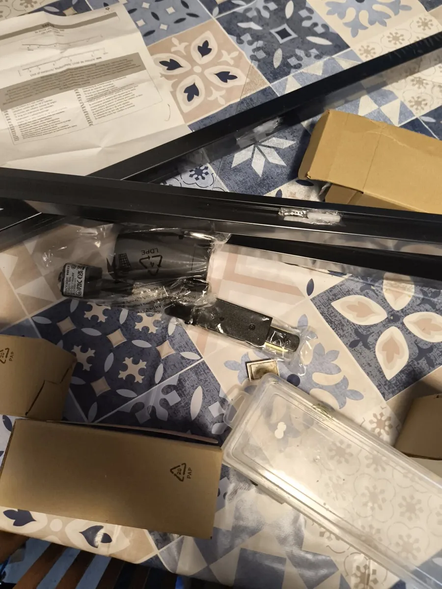 Track lighting rail with 6 spots, new in packaging - Image 2
