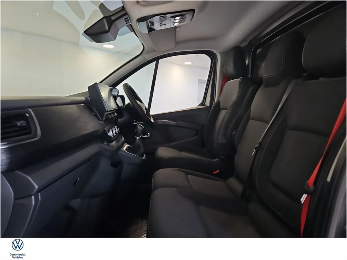 Renault Trafic **JUST IN** RED Edition Auto, Towba - Image 4