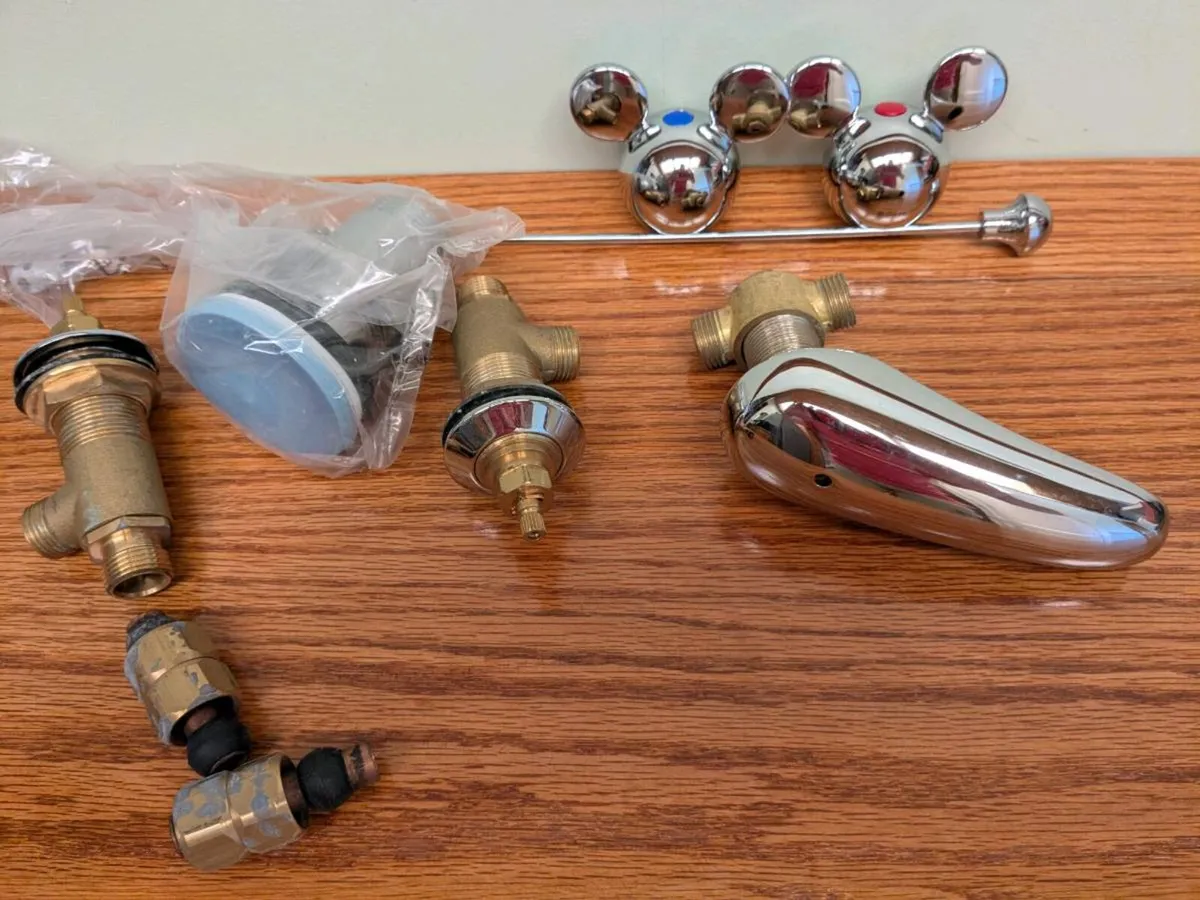 Wash hand basin taps - Image 2