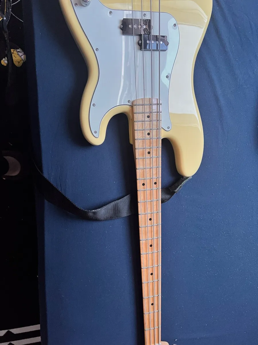 Fender P bass - Image 1