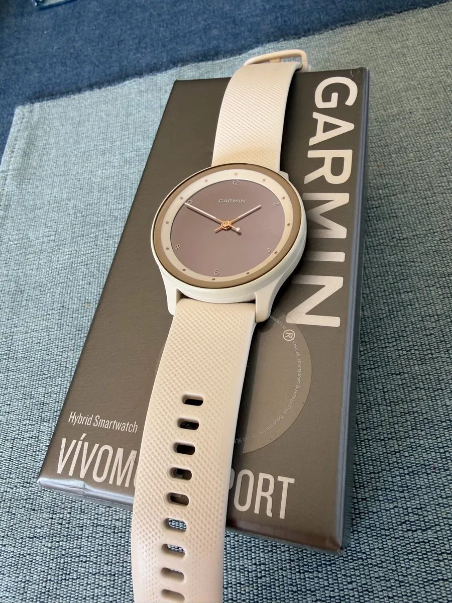 Garmin Smartwatch, Charging Stand & Cable - Image 4