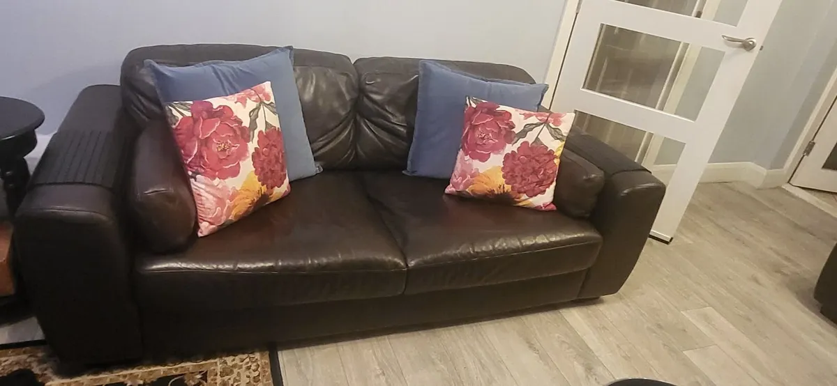 2 and 3 seater leather sofa's - Image 2