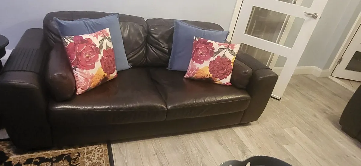 2 and 3 seater leather sofa's - Image 1