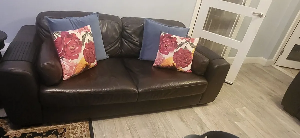 2 and 3 seater leather sofa's - Image 3
