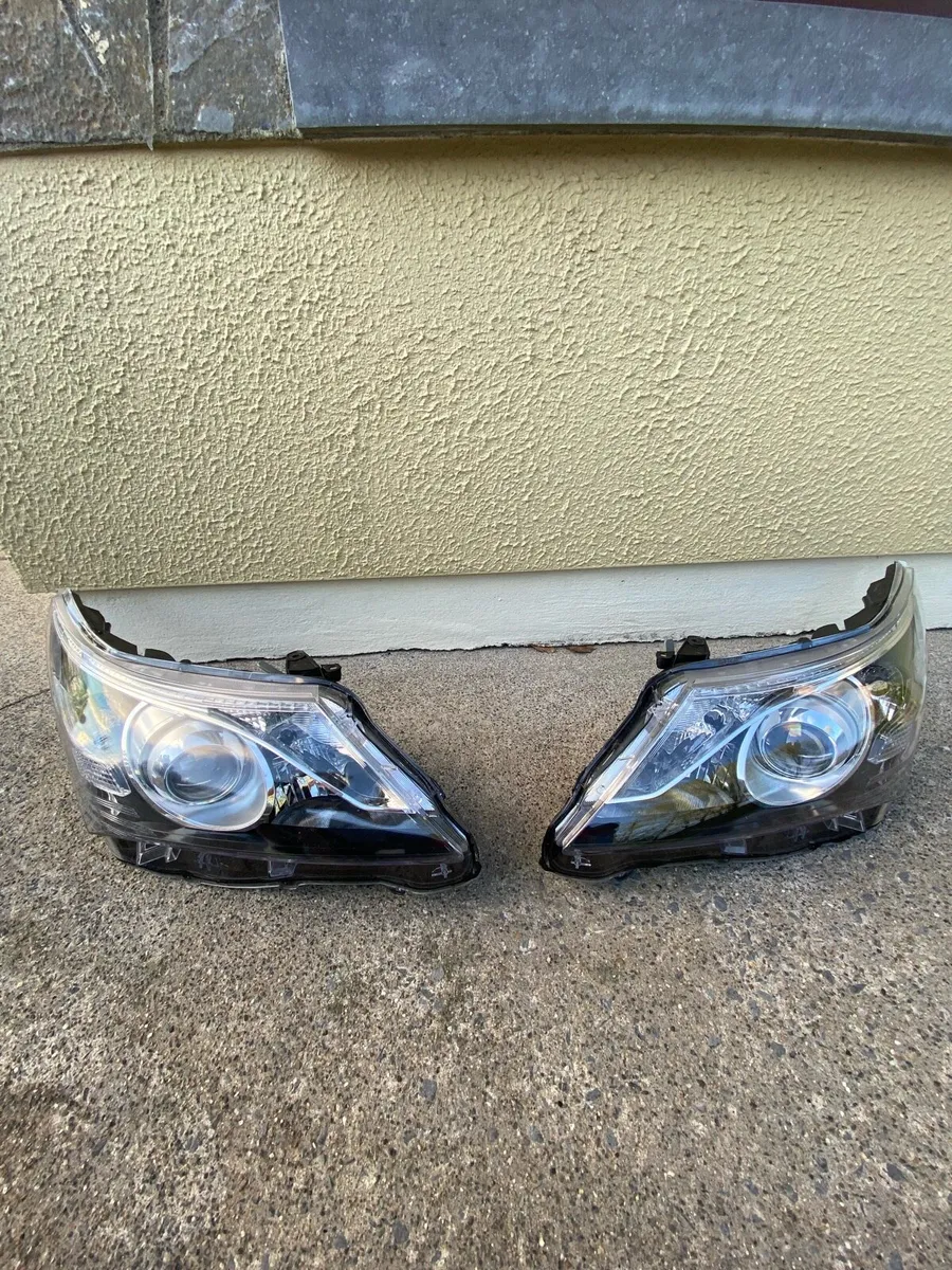 Toyota Avensis Full Headlight Units - Image 1