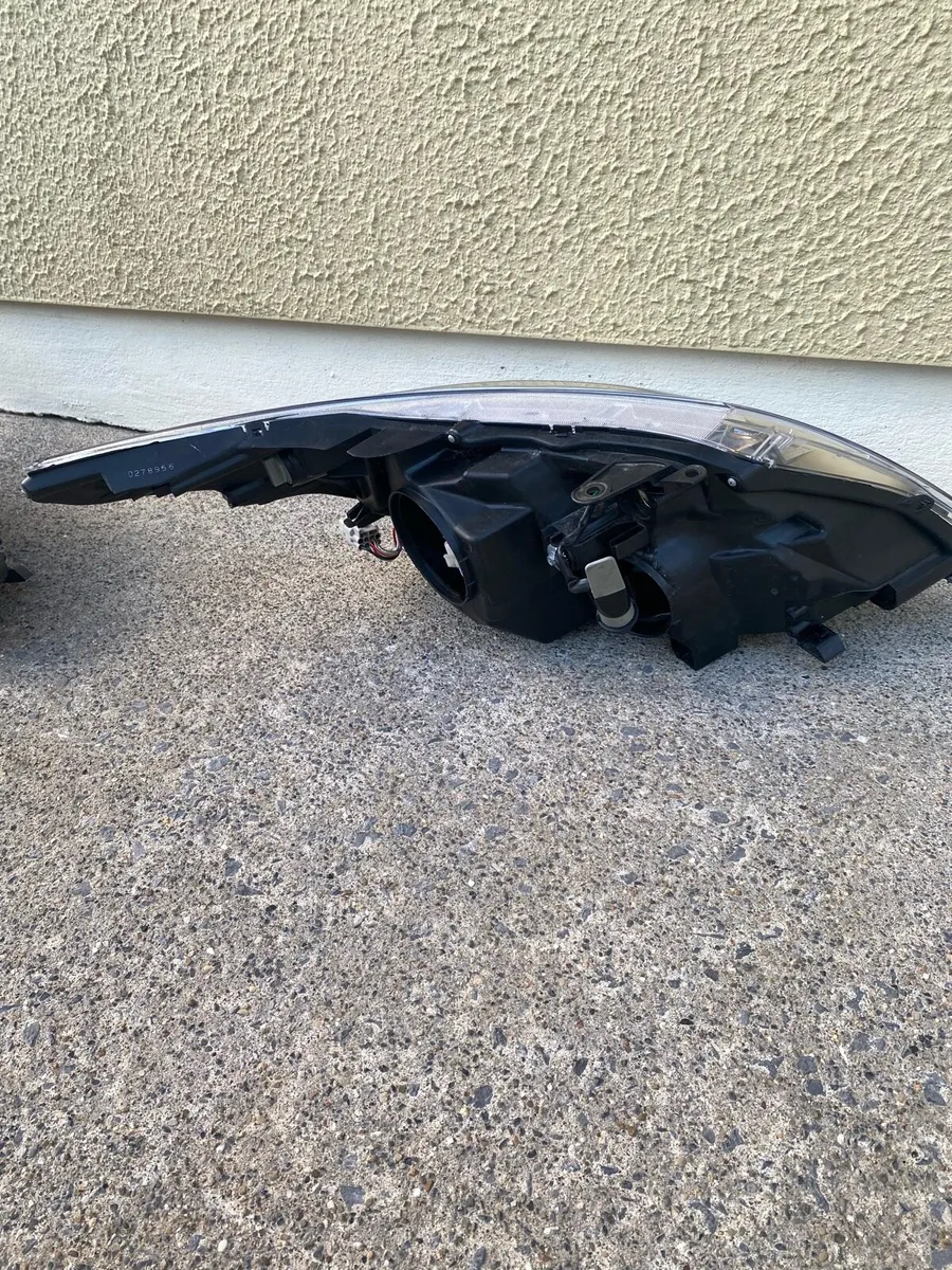 Toyota Avensis Full Headlight Units - Image 4