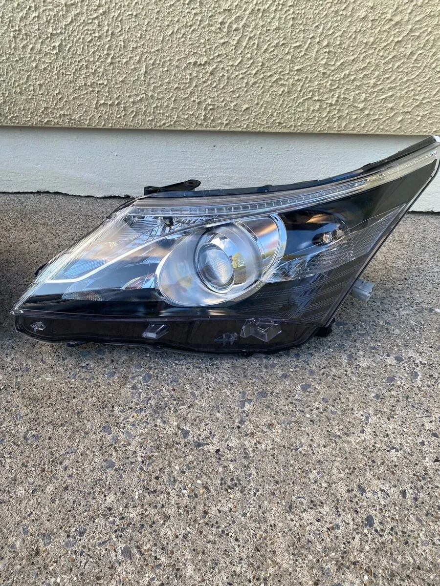 Toyota Avensis Full Headlight Units - Image 2