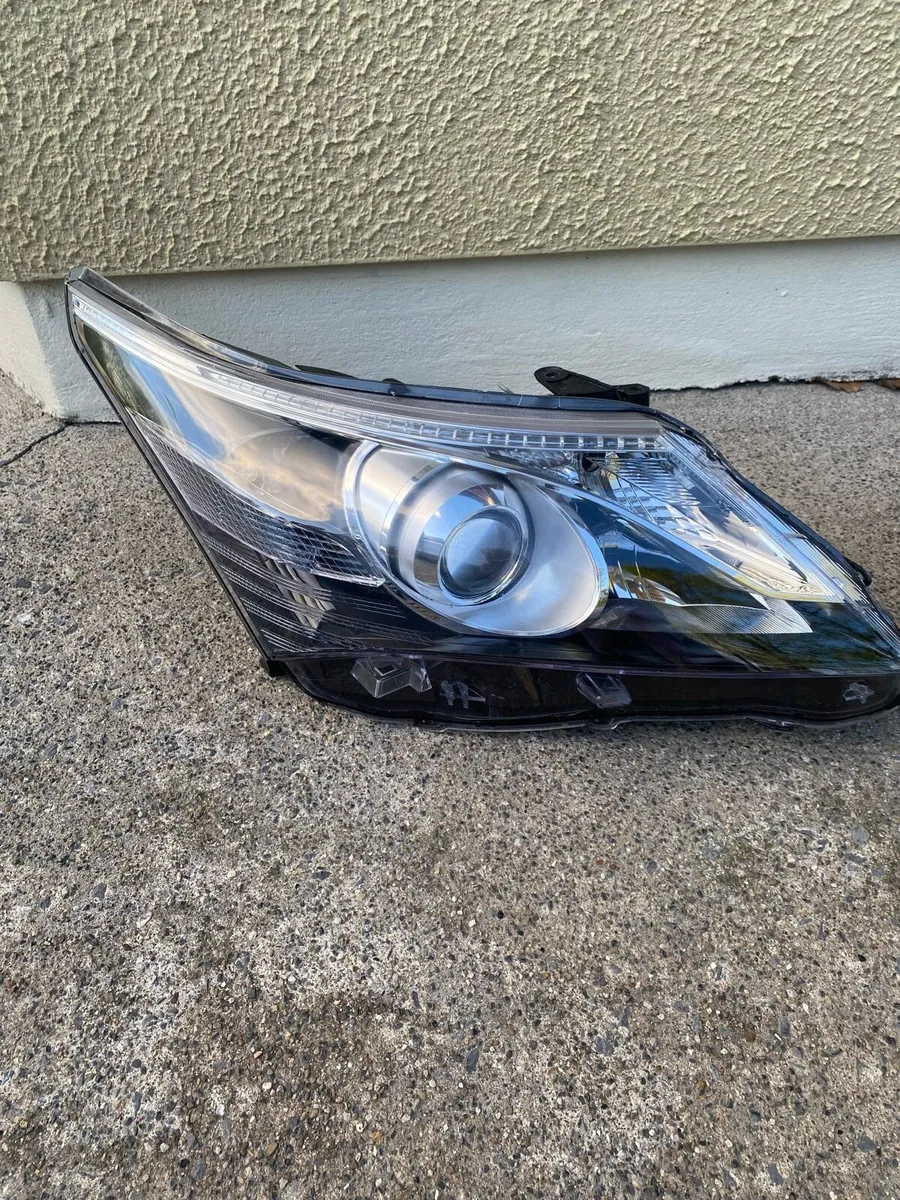 Toyota Avensis Full Headlight Units - Image 3