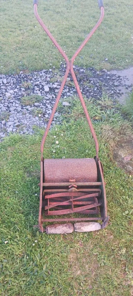 Vintage lawnmower - Image 1