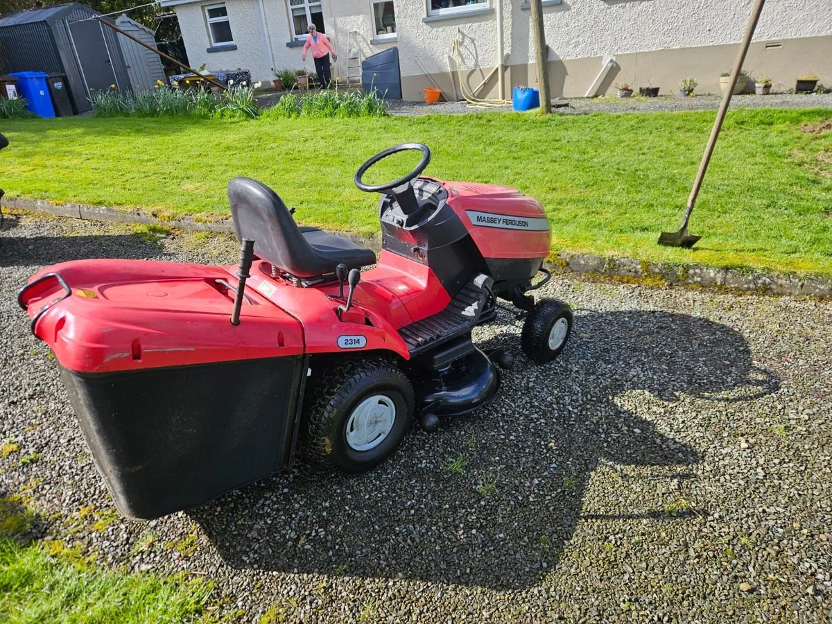 Ride on lawnmower - Image 1