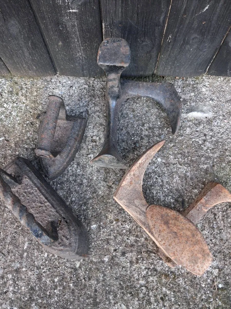 Two lasts and two old irons - Image 2
