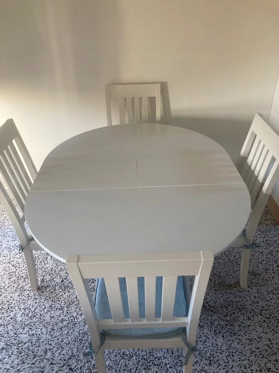 Table and chairs - Image 2